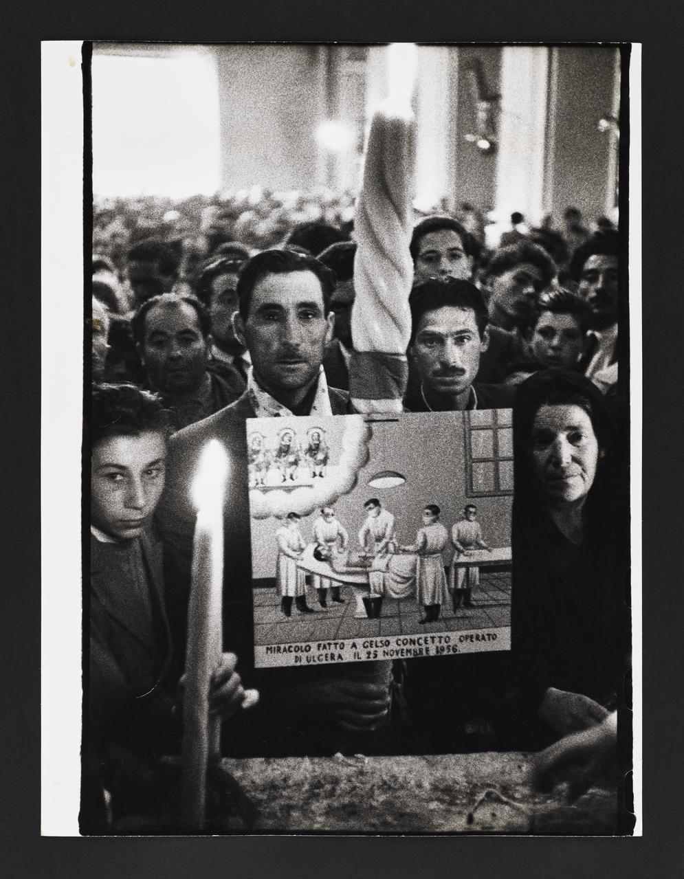 André Martin tirage photographique Fête de sant'Alfio, pèlerin qui présente un ex-voto Sicile, Italie 1958 2024.1.6 Photo Mucem / Marianne Kuhn