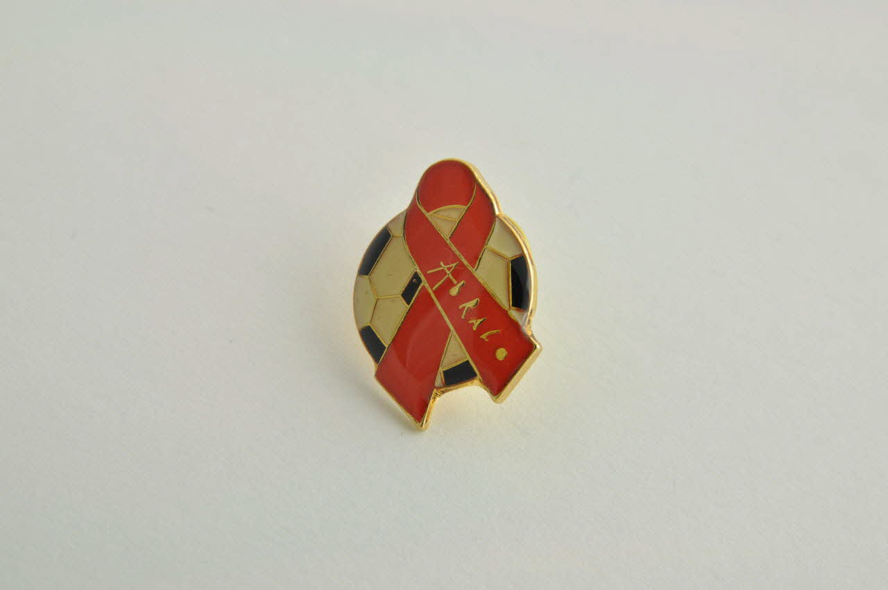 Pin's ruban rouge Pin's ruban rouge et ballon de foot 2003.109.232.1-2 Photo Mucem