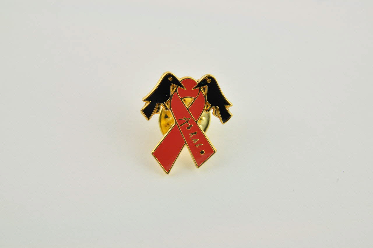 Pin's ruban rouge Pin's ruban rouge entouré de deux oiseaux 2003.109.233.1-2 Photo Mucem