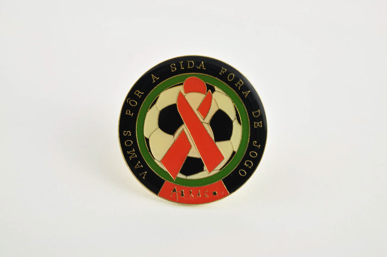 Pin's ruban rouge "Vamos por a sida Fora de Jogo" (Mettons le sida hors jeu) 2003.109.236.1-2 Photo Mucem