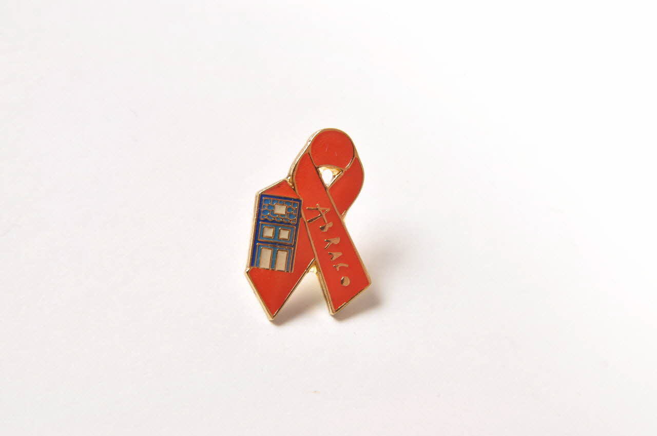 Pin's ruban rouge Pin's  ruban rouge avec maison 2003.109.238.1-2 Photo Mucem