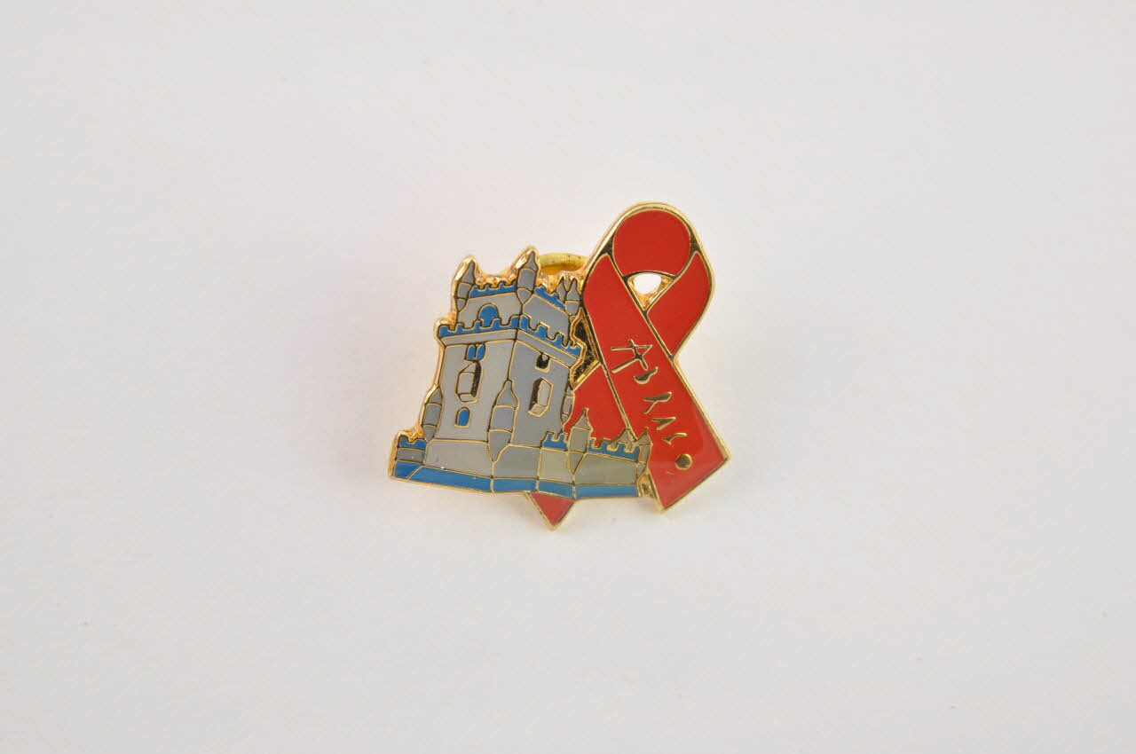 Pin's ruban rouge Pin's   ruban rouge entourant monument 2003.109.242.1-2 Photo Mucem