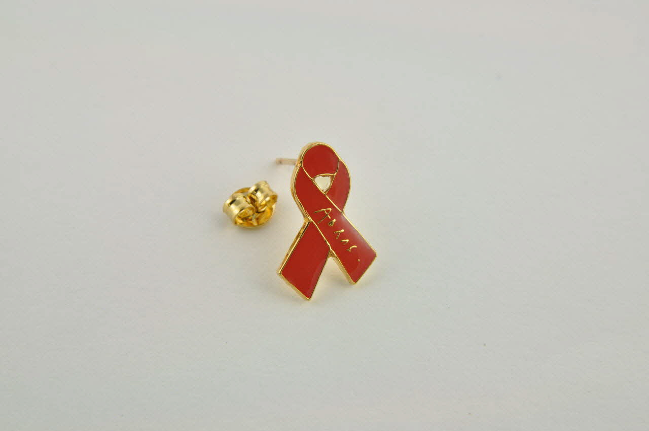 boucle d'oreille Boucles d'oreille avec ruban rouge et perle dans pochette (Oreringe i guld) 2003.109.247.1-2 Photo Mucem