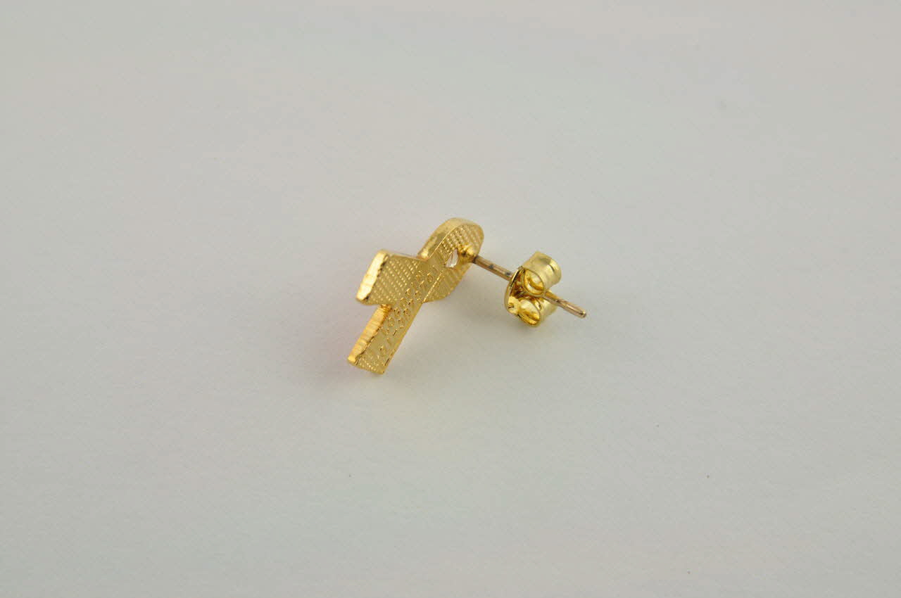 boucle d'oreille Boucles d'oreille avec ruban rouge et perle dans pochette (Oreringe i guld) 2003.109.247.1-2 Photo Mucem