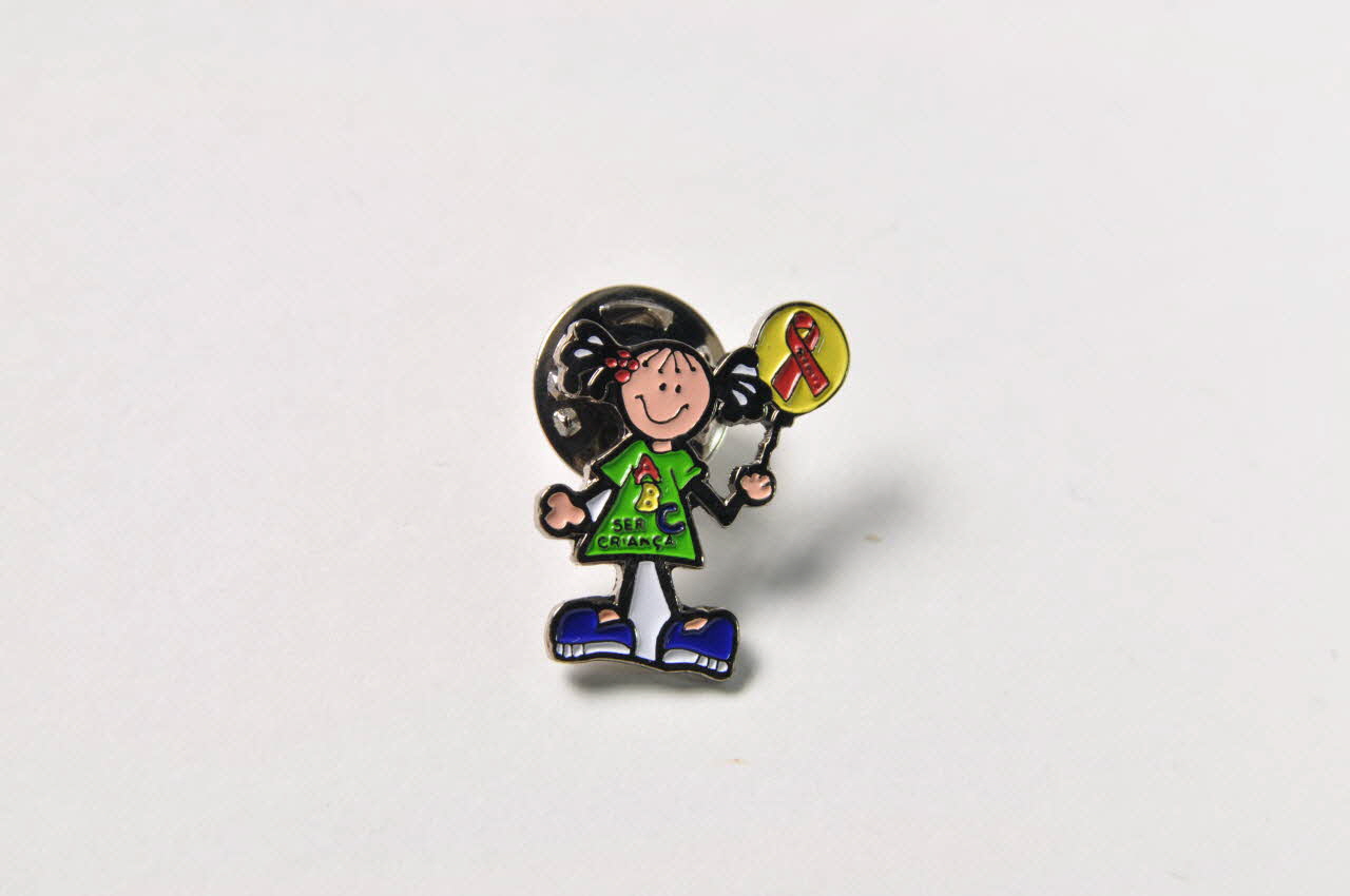 Abraço pin's Pin's   "Abraço ser criança" (fille) (Abraço et enfance) Portugal 1996 2003.109.250.1-2 Photo Mucem