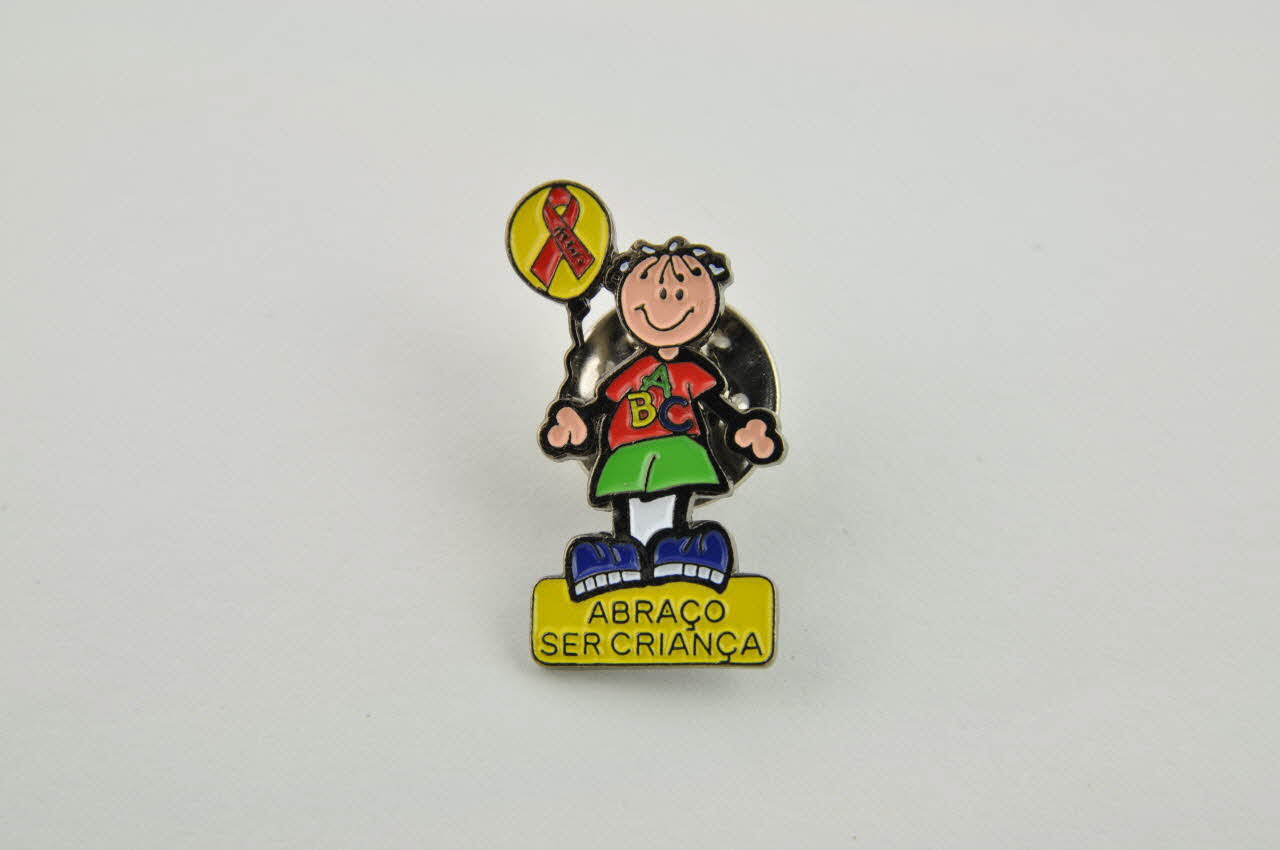 Abraço pin's Pin's   "Abraço ser criança" (garçon)  (Abraço et enfance) Portugal 1996 2003.109.251.1-2 Photo Mucem