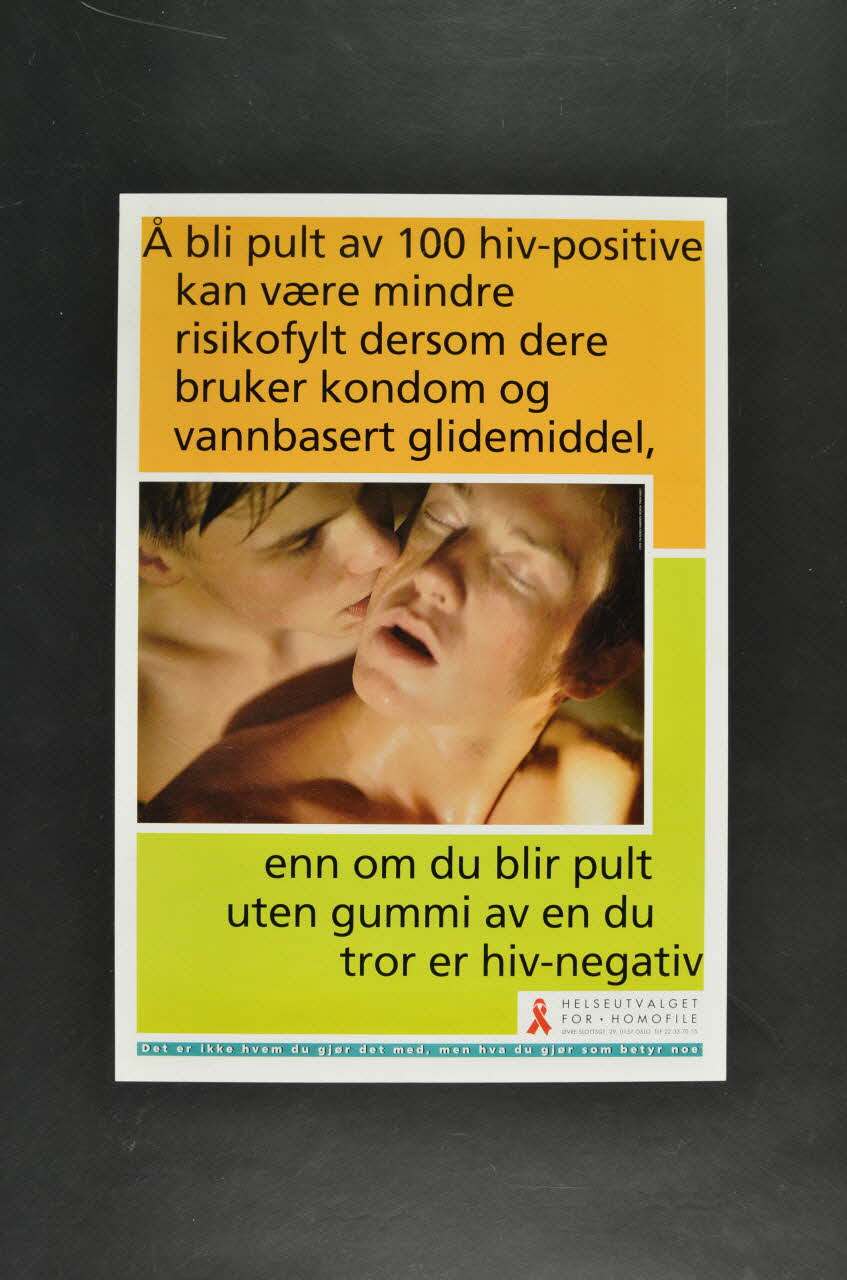 affiche "A bli pult av 100 hiv-positive kan vaere mindre risikofyllt dersom dere bruker kondom og vannbasert glidemiddel, enn om du blir pult uten gummi av en du tror negativ" (Etre baisé par 100 personnes séropositives peut être moins risqué si vous utilisez des préservatifs et lubrifiants à base d'eau que si vous êtes baisé sans capote par quelqu'un que vous croyez séronégatif) 2005.122.19 Photo Mucem