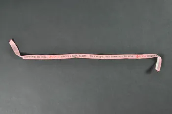 Ruban bracelet Ruban rose "Abraço. Porque a sida existe. Un abraço. Una esperança de vida" (Abraço. Parce que le sida existe. Un baiser. Une espérance de vie) 2003.109.261  Photo Mucem