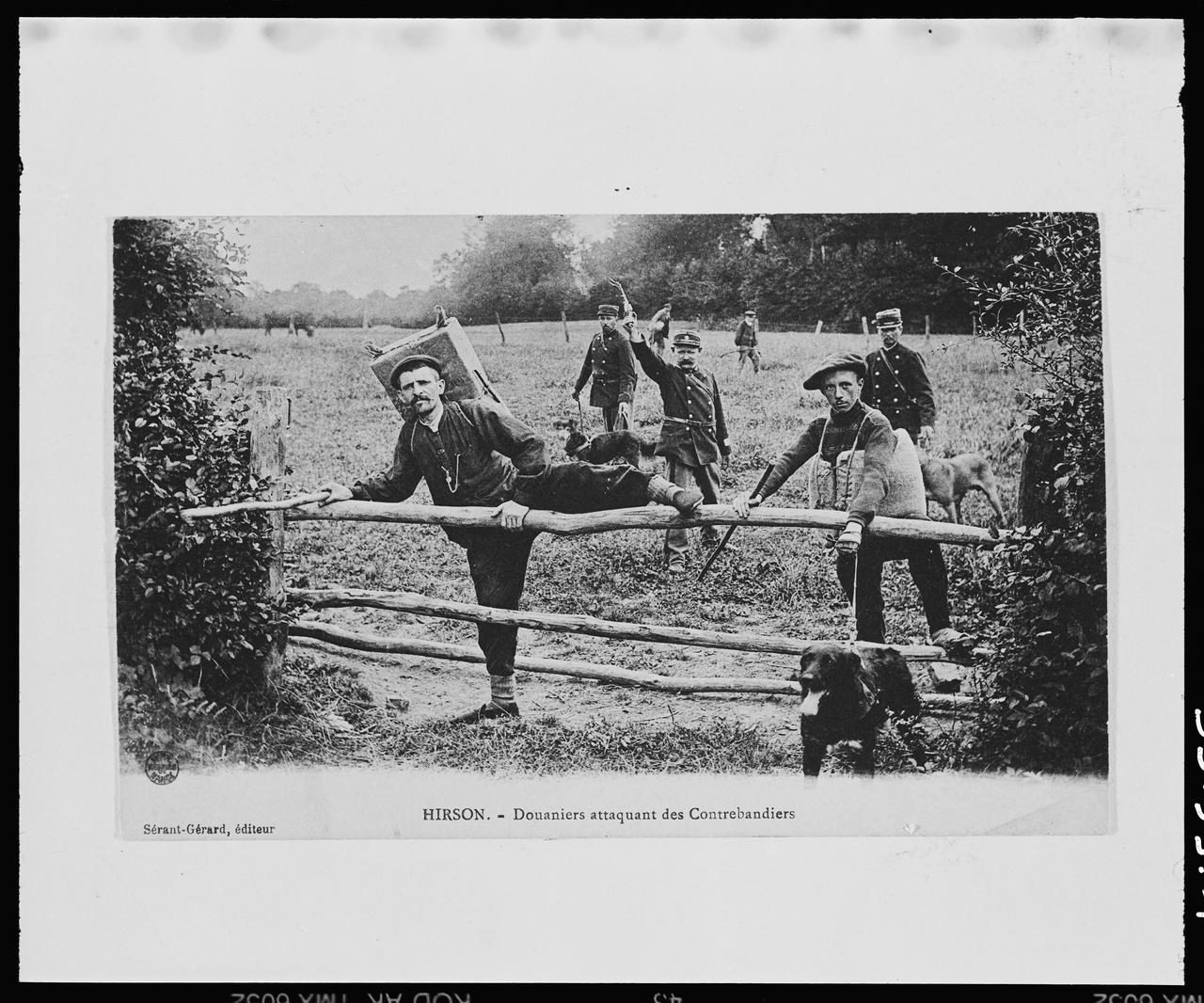 photographie Douaniers attaquant des contrebandiers (cp 000626) Ph.1999.53.1 Photo © Musée des Civilisations de lEurope et de la Méditerranée/Anonyme
