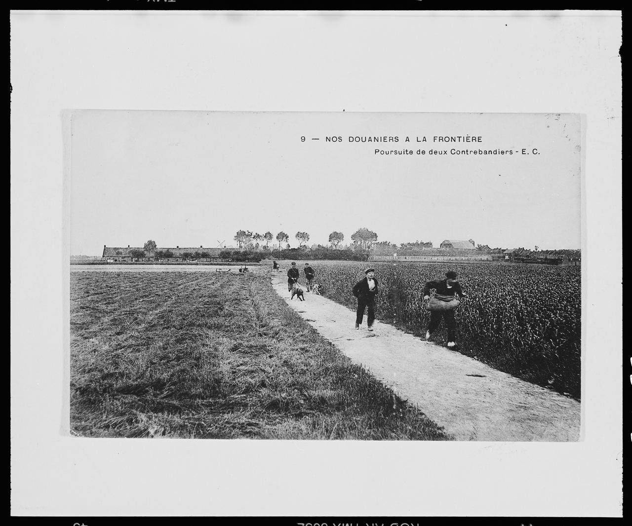 photographie Nos douaniers à la frontière. Poursuite de deux contrebandiers. (cp 038224) Ph.1999.53.10 Photo © Musée des Civilisations de lEurope et de la Méditerranée/Anonyme