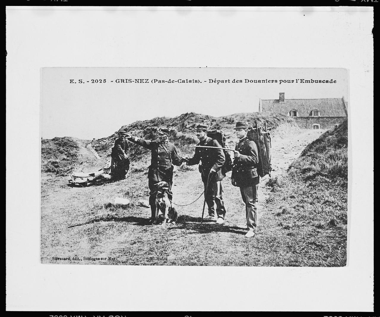 photographie Cap gris-nez. Depart des douaniers pour l'embuscade (cp 041141) Ph.1999.53.11 Photo © Musée des Civilisations de lEurope et de la Méditerranée/Anonyme