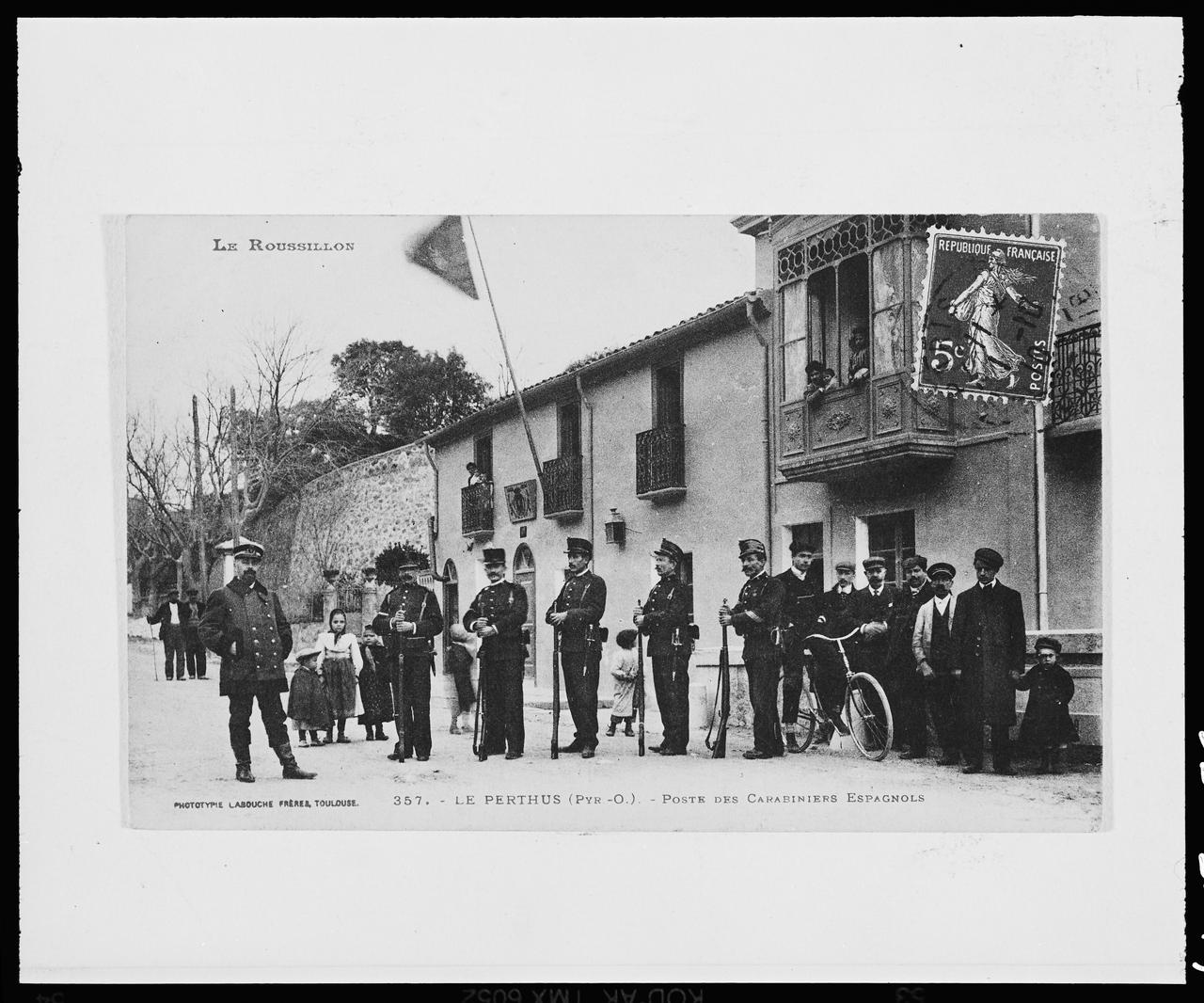photographie Poste des carabiniers espagnols. (cp 045295) Ph.1999.53.14 Photo © Musée des Civilisations de lEurope et de la Méditerranée/Anonyme