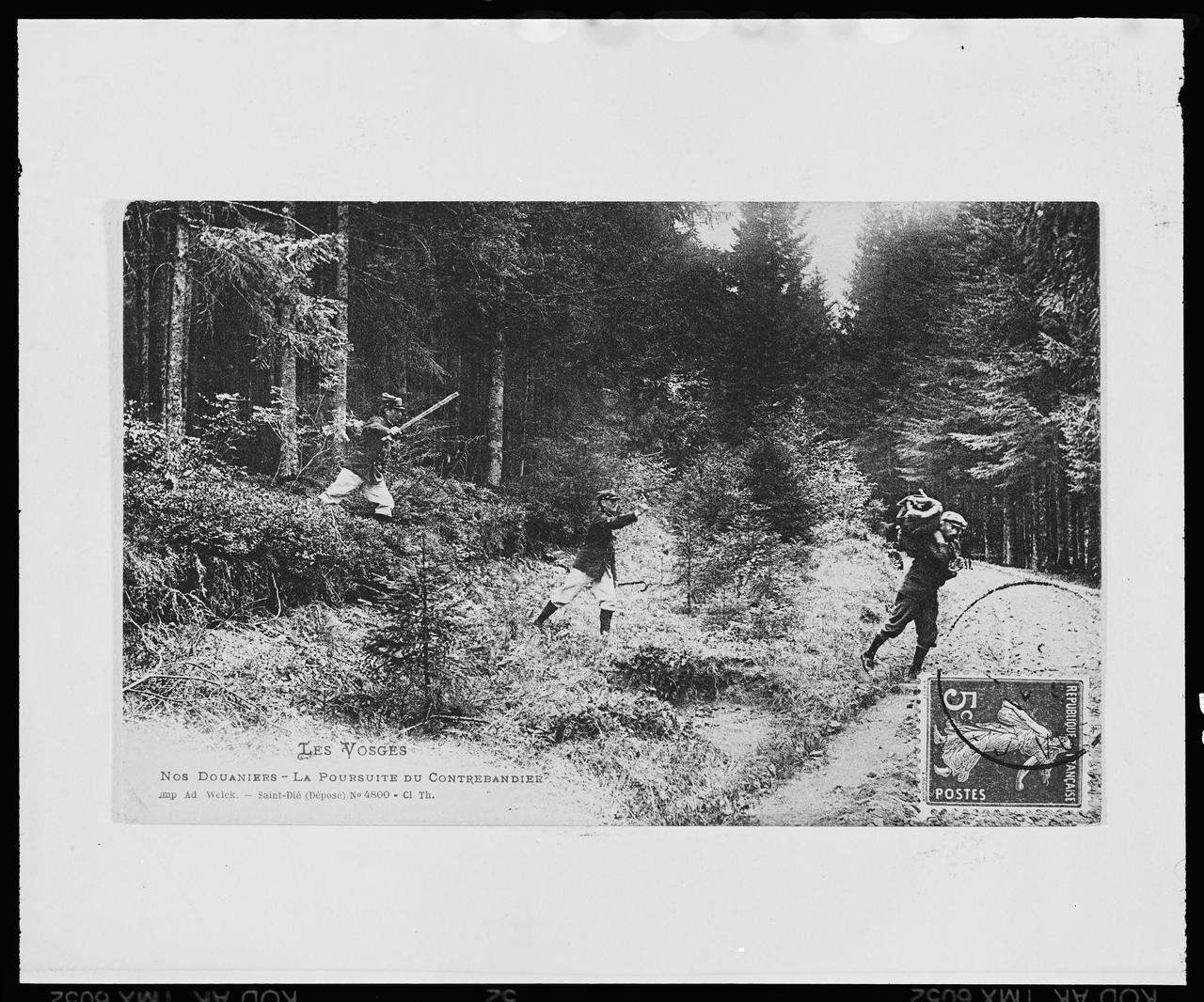 photographie Nos douaniers. La poursuite du contrebandier. (cp 063176) Ph.1999.53.15 Photo © Musée des Civilisations de lEurope et de la Méditerranée/Anonyme