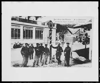 photographie Un groupe franco-allemand à la frontière. (cp 063203) Ph.1999.53.16  Photo © Musée des Civilisations de lEurope et de la Méditerranée/Anonyme