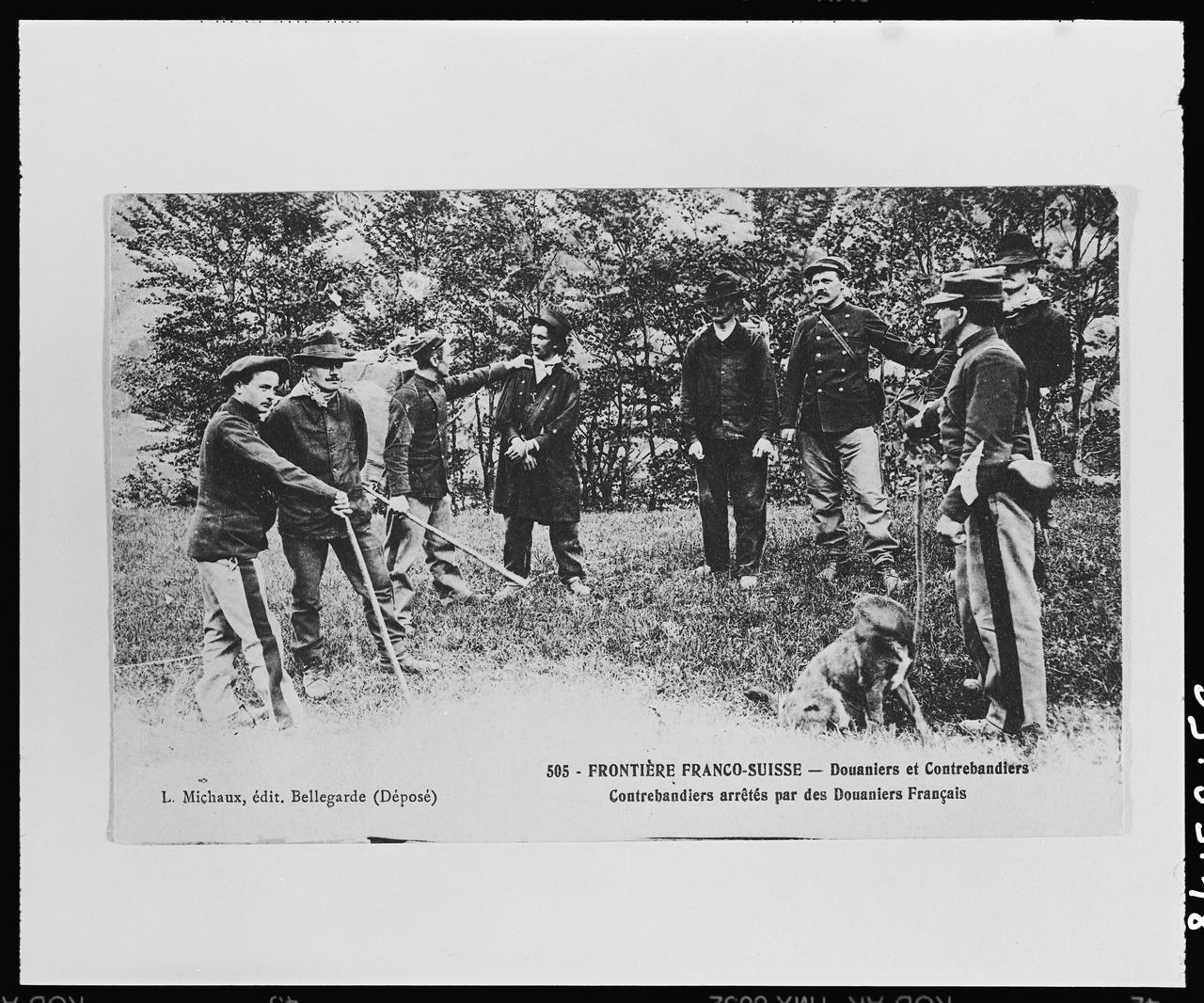 photographie Frontière franco-suisse... contrebandiers arretes par des douaniers francais... (cp 000206) Ph.1999.53.18 Photo © Musée des Civilisations de lEurope et de la Méditerranée/Anonyme
