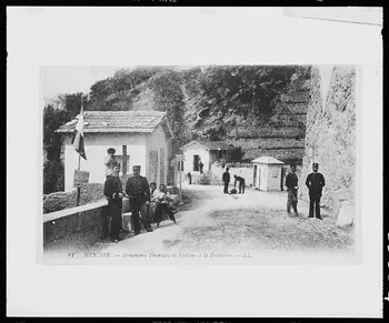 photographie Douaniers francais et italiens à la frontière (cp 003292) Ph.1999.53.4  Photo © Musée des Civilisations de lEurope et de la Méditerranée/Anonyme