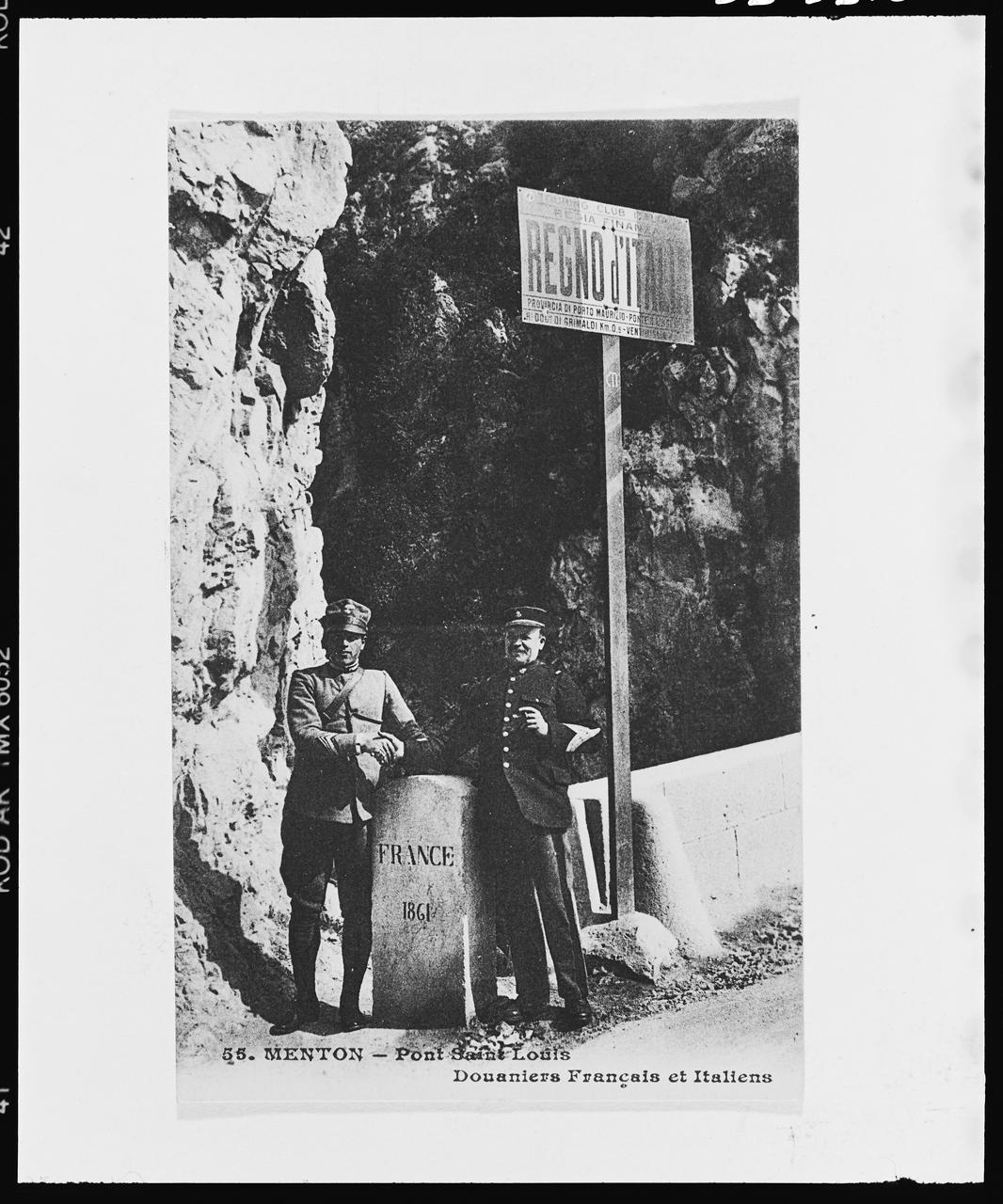 photographie Pont saint-Louis. Douaniers francais et italiens (cp 003294) Ph.1999.53.6 Photo © Musée des Civilisations de lEurope et de la Méditerranée/Anonyme