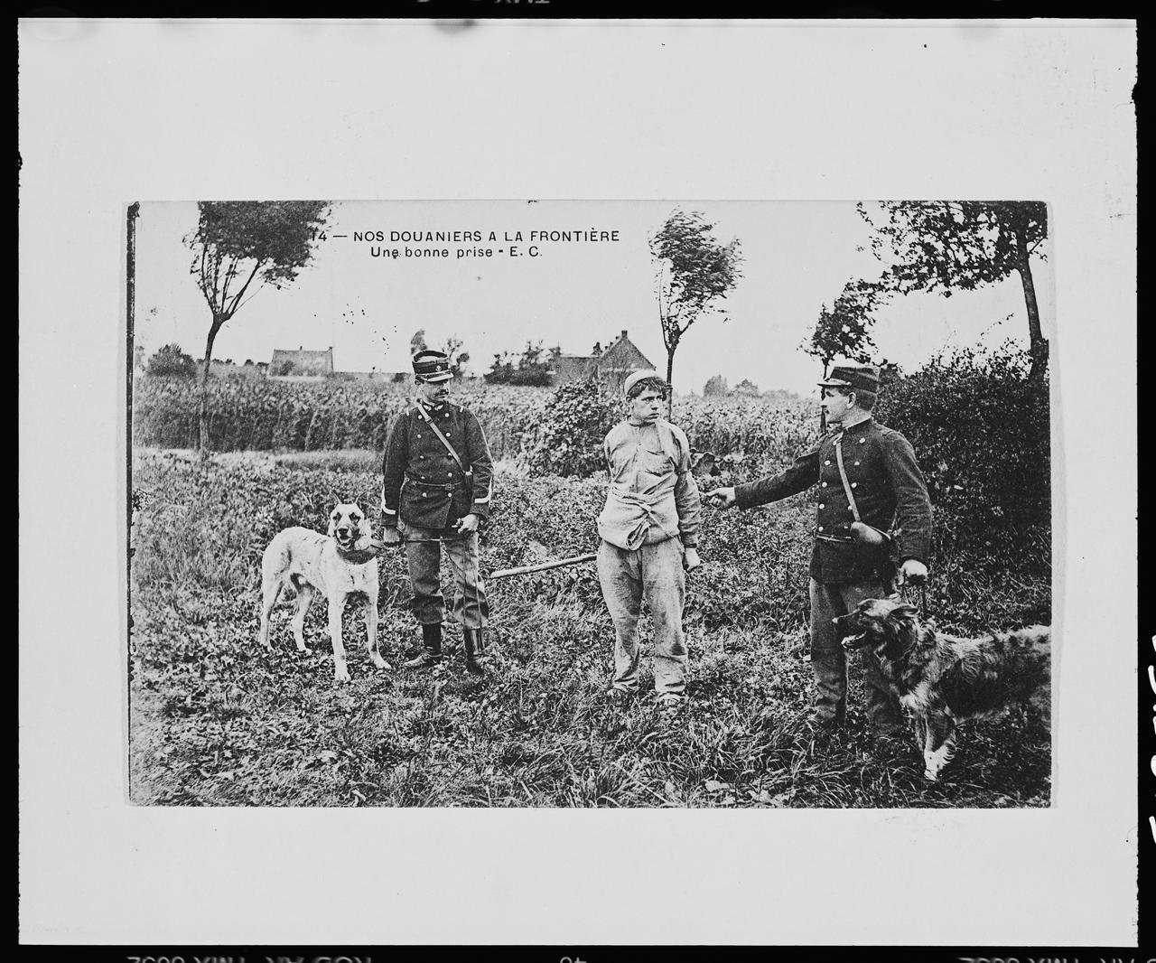 photographie Nos douaniers à la frontière... une bonne prise. (cp 038223) Ph.1999.53.9 Photo © Musée des Civilisations de lEurope et de la Méditerranée/Anonyme