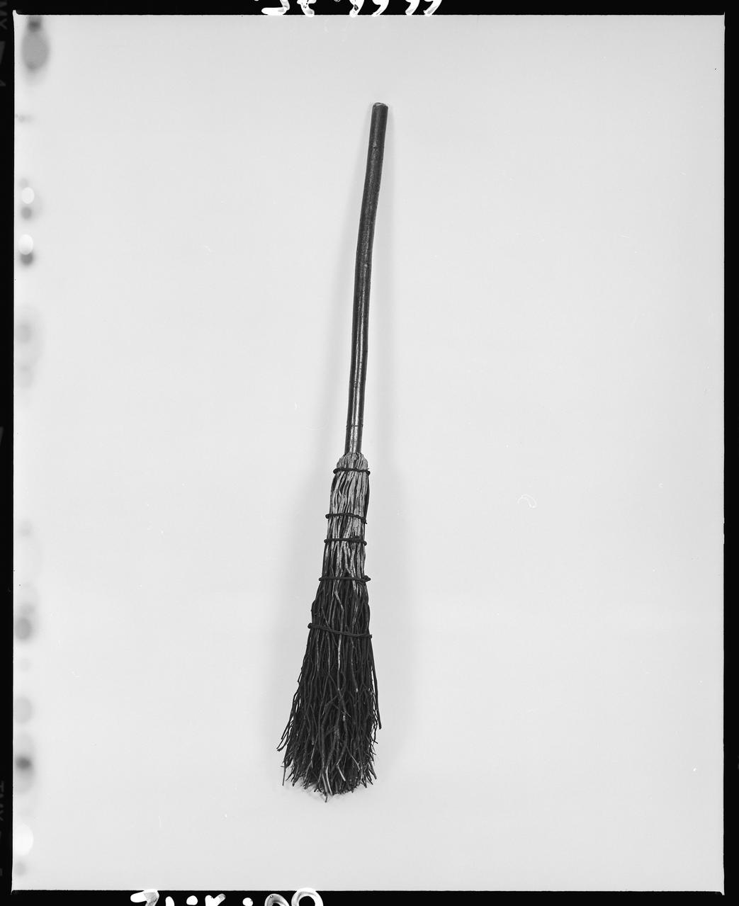 photographie Sébastien Auguy. Balai. Bouleau, noisetier, fil de fer. Vers 1963 Ph.2000.1.12 Photo © Musée des Civilisations de lEurope et de la Méditerranée/Adam, Danièle