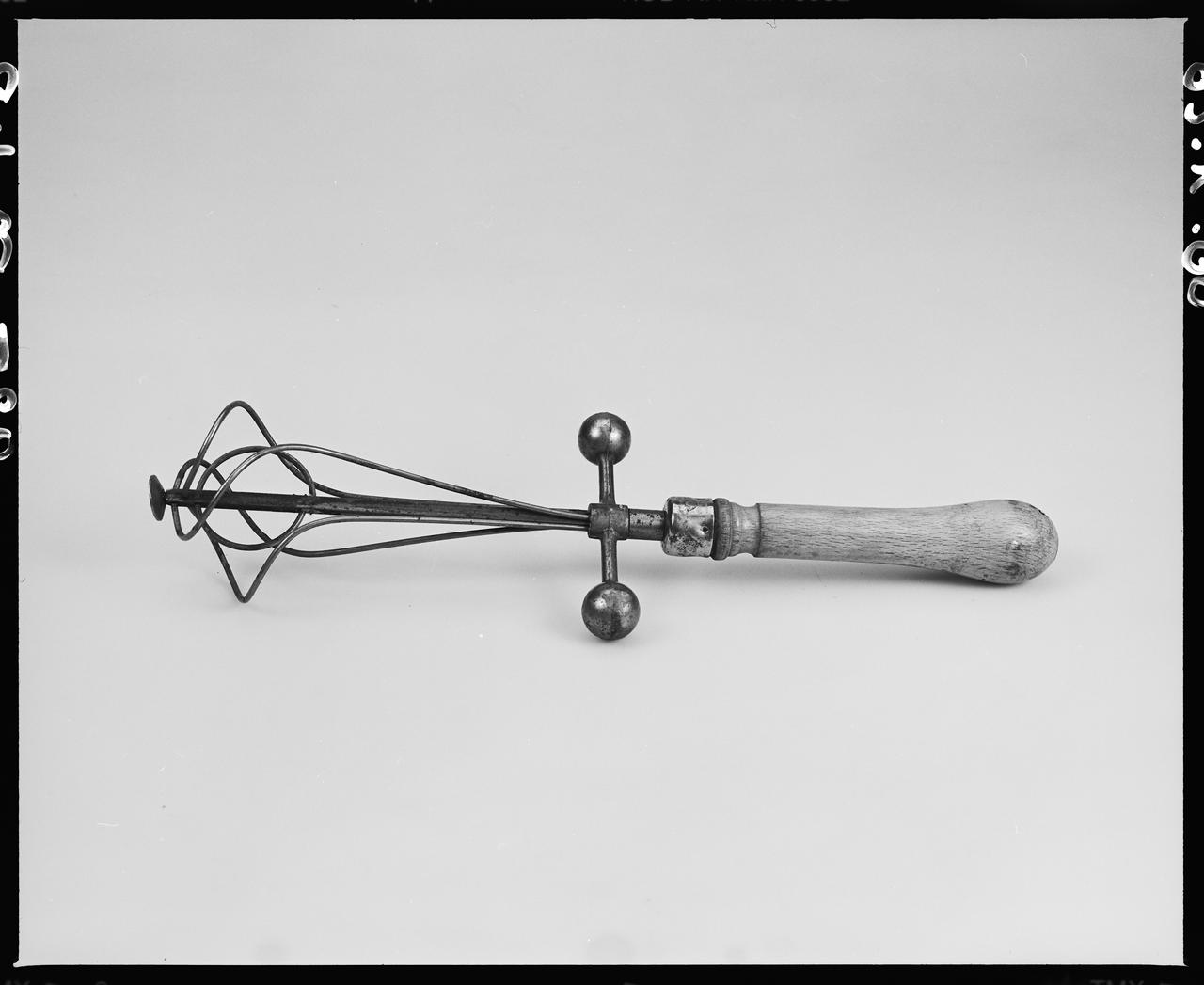 photographie Fouet mécanique. Bois, fer. 20è s. Ph.2000.1.26 Photo © Musée des Civilisations de lEurope et de la Méditerranée/Adam, Danièle