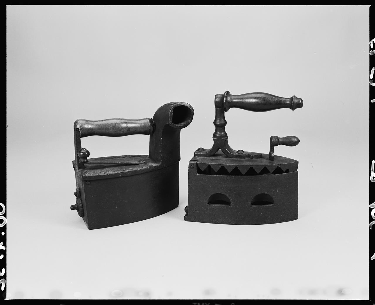 photographie Fer à repasser. Fonte bois / Fer à repasser. Fonte, bois. 2è moitié du 19è s. Ph.2000.1.32 Photo © Musée des Civilisations de lEurope et de la Méditerranée