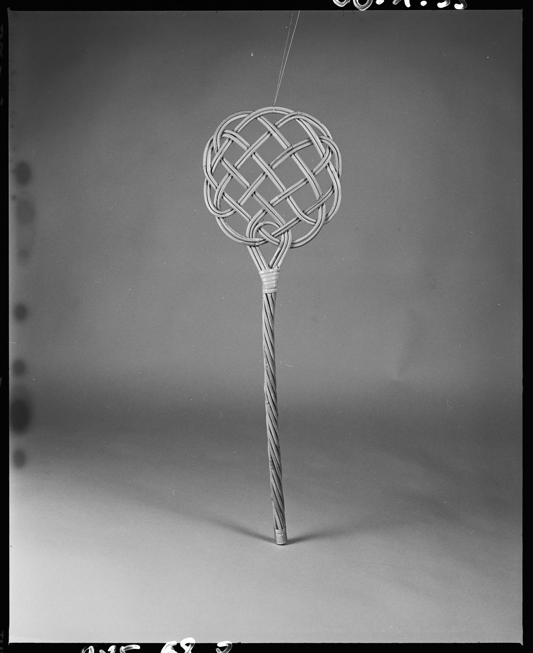 photographie Tapette à tapis. Rotin, fer blanc. Milieu 20è s. Ph.2000.1.35 Photo © Musée des Civilisations de lEurope et de la Méditerranée