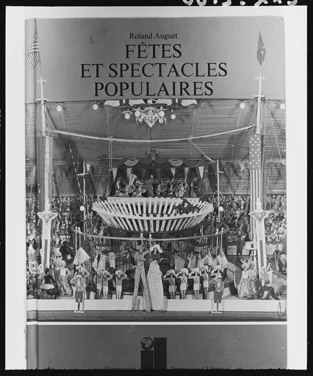 photographie Fêtes et spectacles populaires par Roland Auguet. Flammarion Ph.2000.3.113 Photo © Musée des Civilisations de lEurope et de la Méditerranée