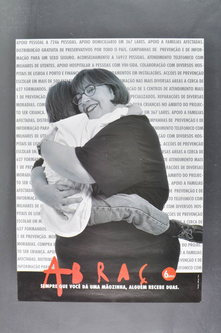 Abraço affiche Affiche "Sempre que vocè da una maozinha, alguem recebe duas" (Toujours quand vous tendez la main quelqu'un en reçoit deux) Portugal 1998 2003.109.32 Photo Mucem