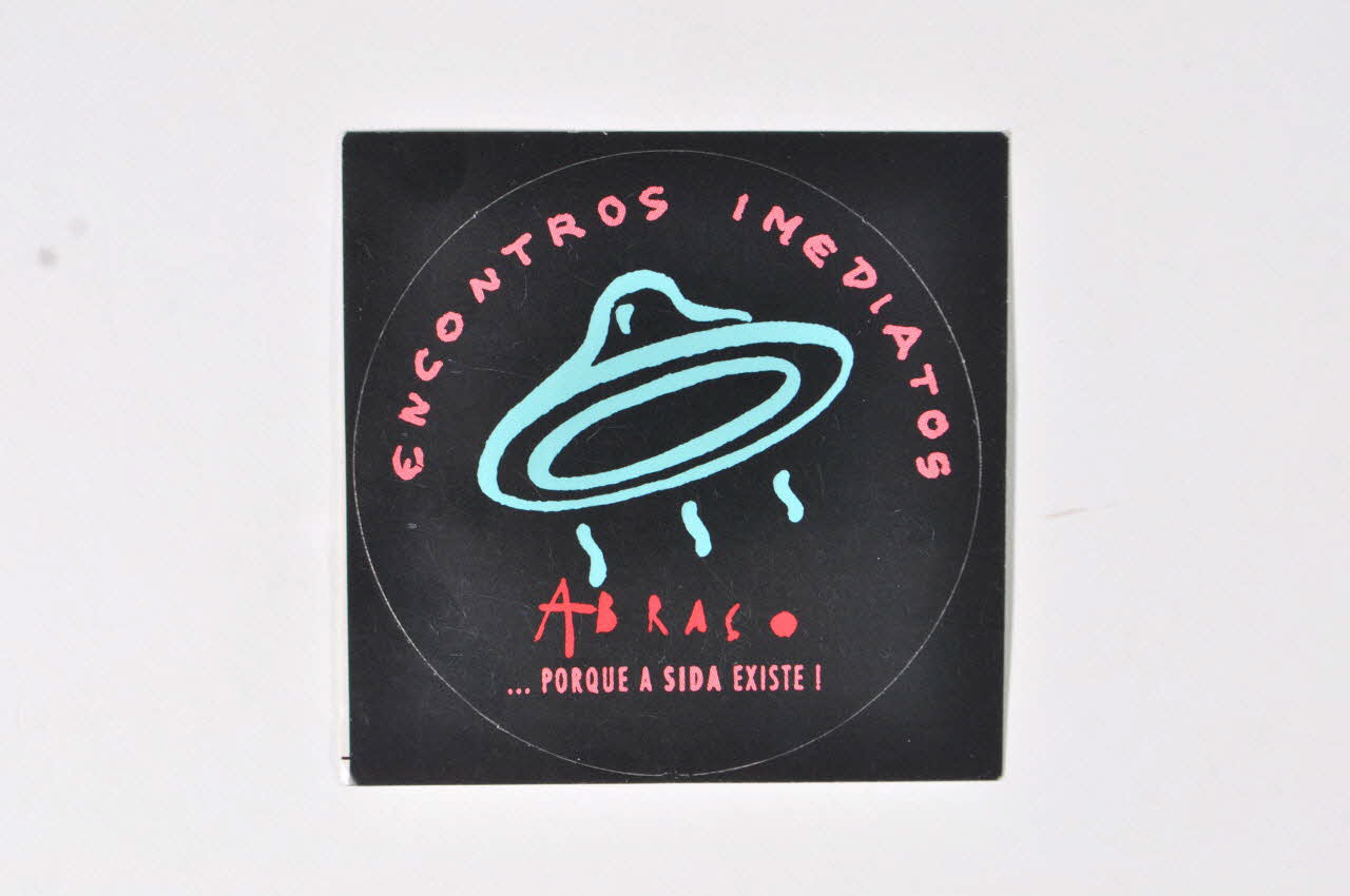 autocollant "Encontros imediatos" (Rencontres immédiates) 2003.109.50 Photo Mucem