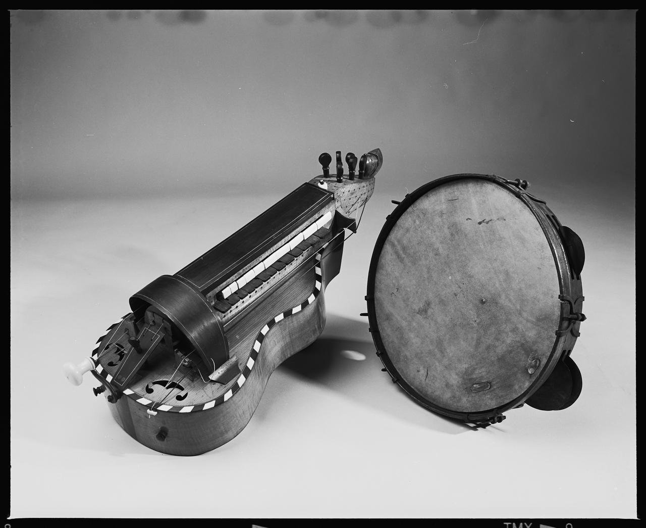 photographie Vielle à roue. Mirecourt (Vosges). Erable. Ebène. Ivoire. Sapin. Os. 1897 ; tambourin à sonnailles de musicien ambulant. Bois. Métal. Peau. 19è s. Ph.2006.50.10 Photo © Musée des Civilisations de lEurope et de la Méditerranée/Jézéquel, Hervé