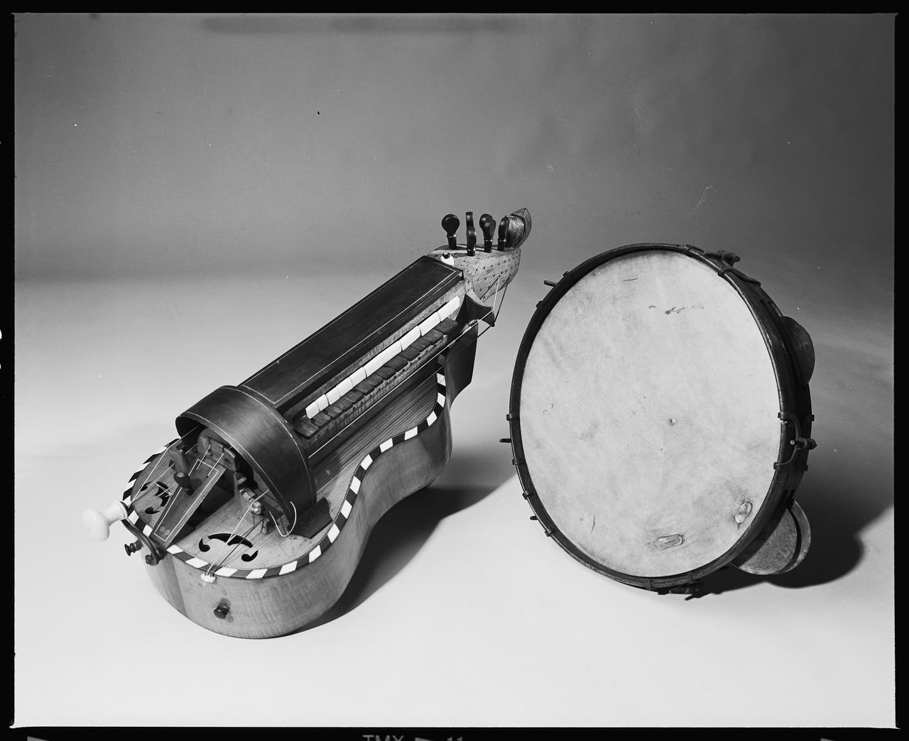 photographie Vielle à roue. Mirecourt (Vosges). Erable. Ebène. Ivoire. Sapin. Os. 1897 ; tambourin à sonnailles de musicien ambulant. Bois. Métal. Peau. 19è s. Ph.2006.50.5 Photo © Musée des Civilisations de lEurope et de la Méditerranée/Jézéquel, Hervé