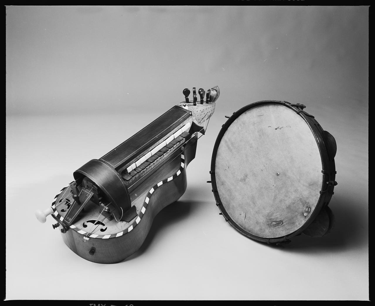 photographie Vielle à roue. Mirecourt (Vosges). Erable. Ebène. Ivoire. Sapin. Os. 1897 ; tambourin à sonnailles de musicien ambulant. Bois. Métal. Peau. 19è s. Ph.2006.50.6 Photo © Musée des Civilisations de lEurope et de la Méditerranée/Jézéquel, Hervé