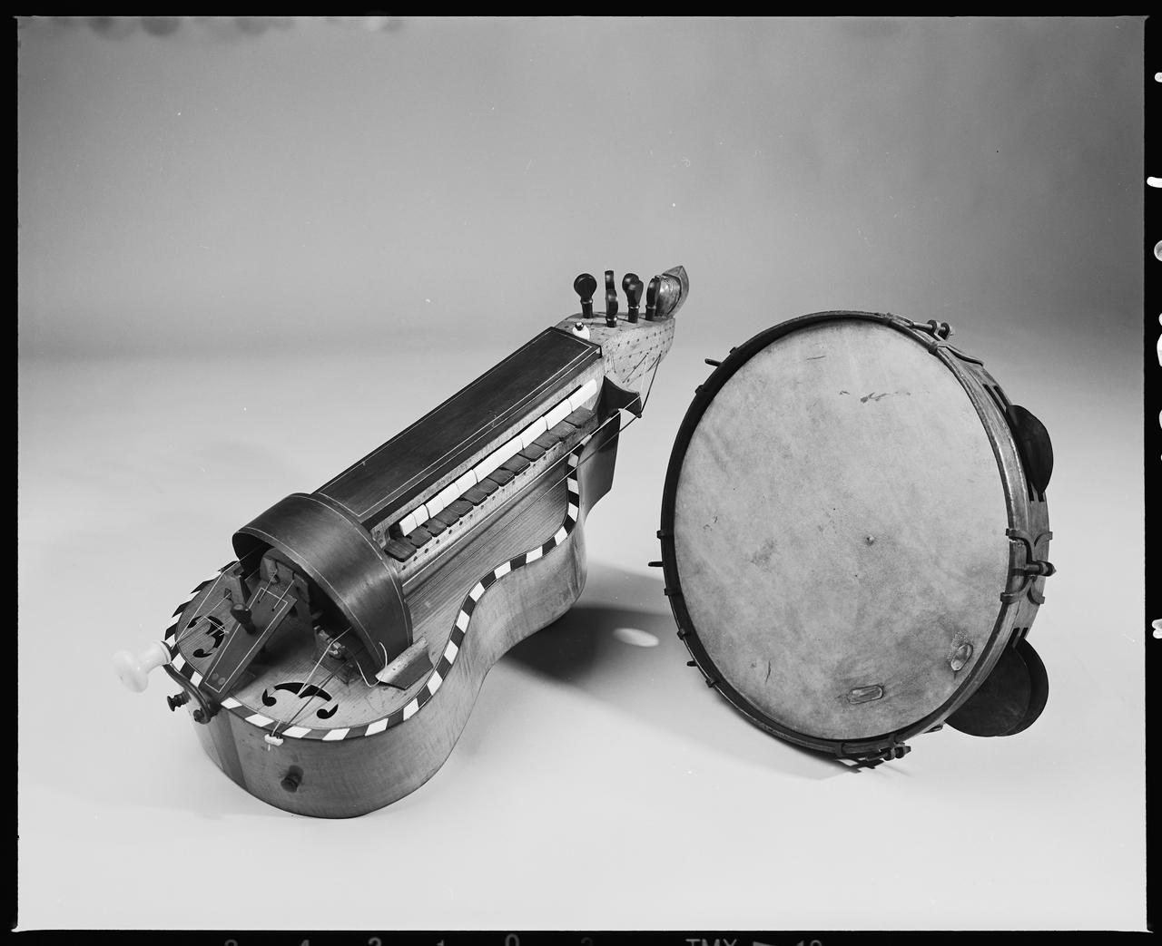 photographie Vielle à roue. Mirecourt (Vosges). Erable. Ebène. Ivoire. Sapin. Os. 1897 ; tambourin à sonnailles de musicien ambulant. Bois. Métal. Peau. 19è s. Ph.2006.50.7 Photo © Musée des Civilisations de lEurope et de la Méditerranée/Jézéquel, Hervé