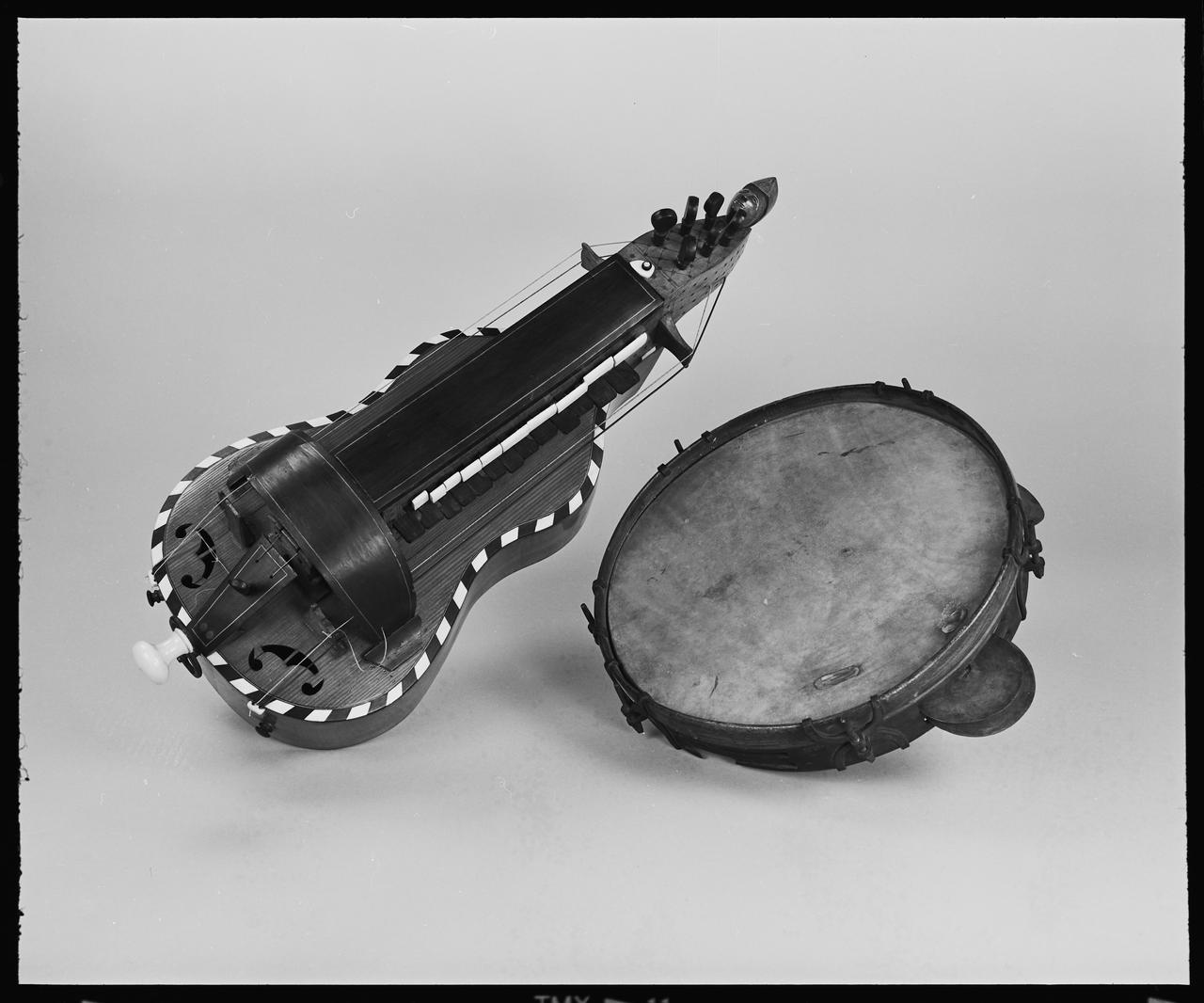 photographie Vielle à roue. Mirecourt (Vosges). Erable. Ebène. Ivoire. Sapin. Os. 1897 ; tambourin à sonnailles de musicien ambulant. Bois. Métal. Peau. 19è s. Ph.2006.50.8 Photo © Musée des Civilisations de lEurope et de la Méditerranée/Jézéquel, Hervé