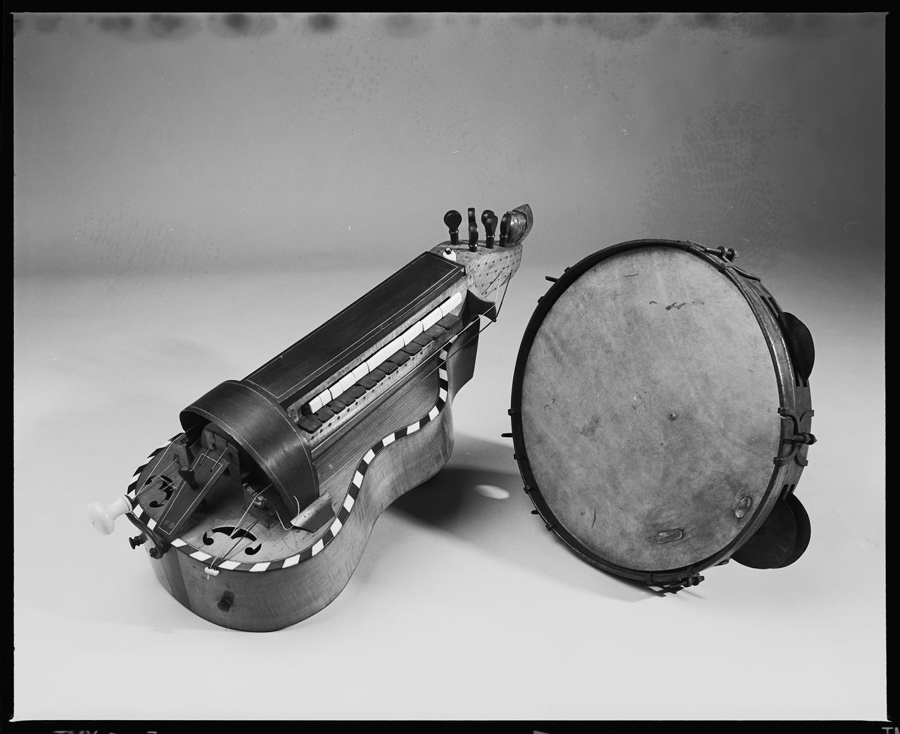 photographie Vielle à roue. Mirecourt (Vosges). Erable. Ebène. Ivoire. Sapin. Os. 1897 ; tambourin à sonnailles de musicien ambulant. Bois. Métal. Peau. 19è s. Ph.2006.50.9 Photo © Musée des Civilisations de lEurope et de la Méditerranée/Jézéquel, Hervé