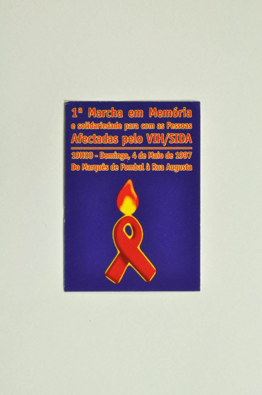 Abraço, Ilga autocollant "1° marcha em memoria a solidariedade..." (1ère marche en mémoire et solidarité...) Portugal 1997/5/4 2003.109.52 Photo Mucem