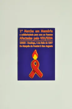Abraço, Ilga autocollant "1° marcha em memoria a solidariedade..." (1ère marche en mémoire et solidarité...) Portugal 1997/5/4 2003.109.52 Photo Mucem