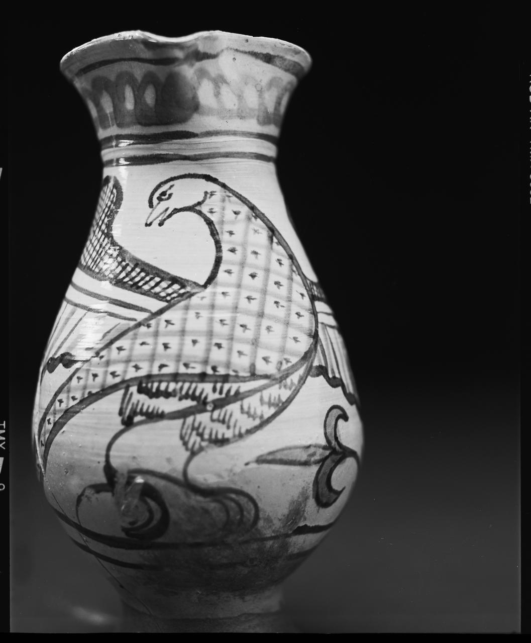 Anonyme photographie MNATP. Exposition. Le vert et le brun : faïences décorées du Moyen age méditerranéen (11 mars 1998 - 29 juin 1998) Italie 1993-2003 Ph.2008.00.10.86 Photo © Musée des Civilisations de lEurope et de la Méditerranée/Anonyme