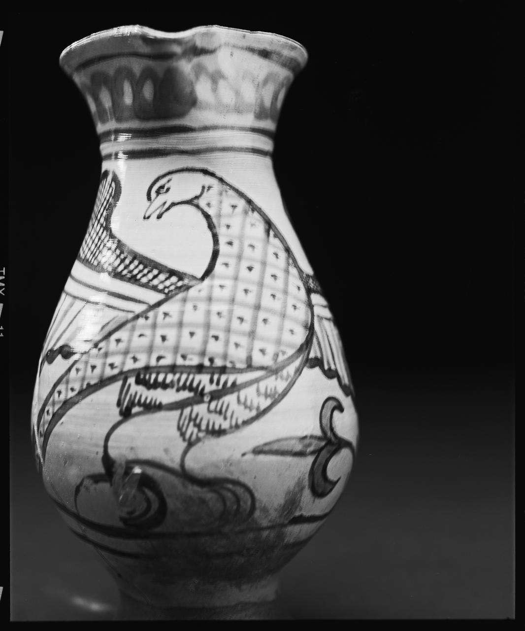 Anonyme photographie MNATP. Exposition. Le vert et le brun : faïences décorées du Moyen age méditerranéen (11 mars 1998 - 29 juin 1998) Italie 1993-2003 Ph.2008.00.10.87 Photo © Musée des Civilisations de lEurope et de la Méditerranée/Anonyme