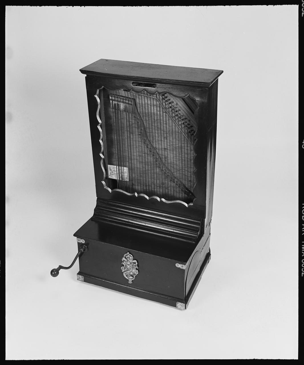 Danièle Adam ; Hervé Jézéquel photographie MNATP. Exposition. Musiciens des rues de Paris (18 novembre 1997 - 27 avril 1998) Ile-de-France, France 1997 Ph.2008.00.4.170 Photo © Musée des Civilisations de lEurope et de la Méditerranée