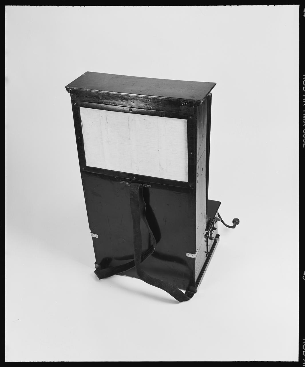 Danièle Adam ; Hervé Jézéquel photographie MNATP. Exposition. Musiciens des rues de Paris (18 novembre 1997 - 27 avril 1998) Ile-de-France, France 1997 Ph.2008.00.4.171 Photo © Musée des Civilisations de lEurope et de la Méditerranée