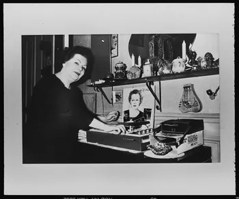 Danièle Adam ; Hervé Jézéquel photographie MNATP. Exposition. Musiciens des rues de Paris (18 novembre 1997 - 27 avril 1998) Ile-de-France, France 1997 Ph.2008.00.4.190  Photo © Musée des Civilisations de lEurope et de la Méditerranée/Adam, Danièle
Jézéquel, Hervé