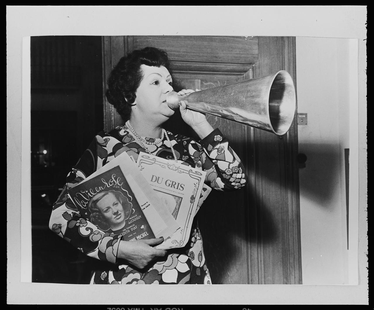 Danièle Adam ; Hervé Jézéquel photographie MNATP. Exposition. Musiciens des rues de Paris (18 novembre 1997 - 27 avril 1998) Ile-de-France, France 1997 Ph.2008.00.4.191 Photo © Musée des Civilisations de lEurope et de la Méditerranée/Adam, Danièle
Jézéquel, Hervé