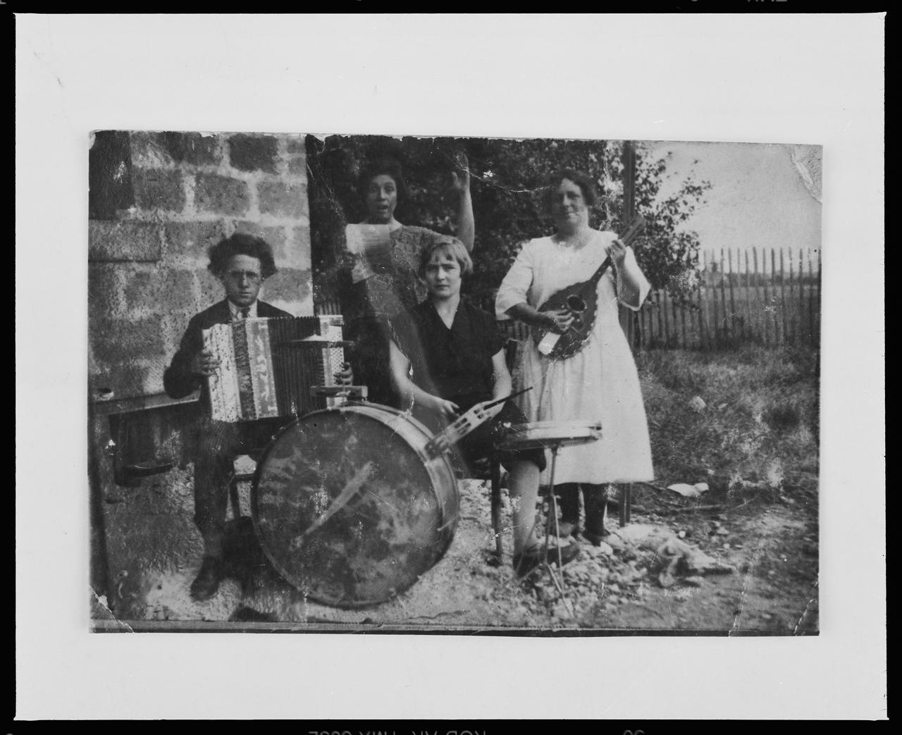 Danièle Adam ; Hervé Jézéquel photographie MNATP. Exposition. Musiciens des rues de Paris (18 novembre 1997 - 27 avril 1998) Ile-de-France, France 1997 Ph.2008.00.4.214 Photo © Musée des Civilisations de lEurope et de la Méditerranée/Adam, Danièle
Jézéquel, Hervé