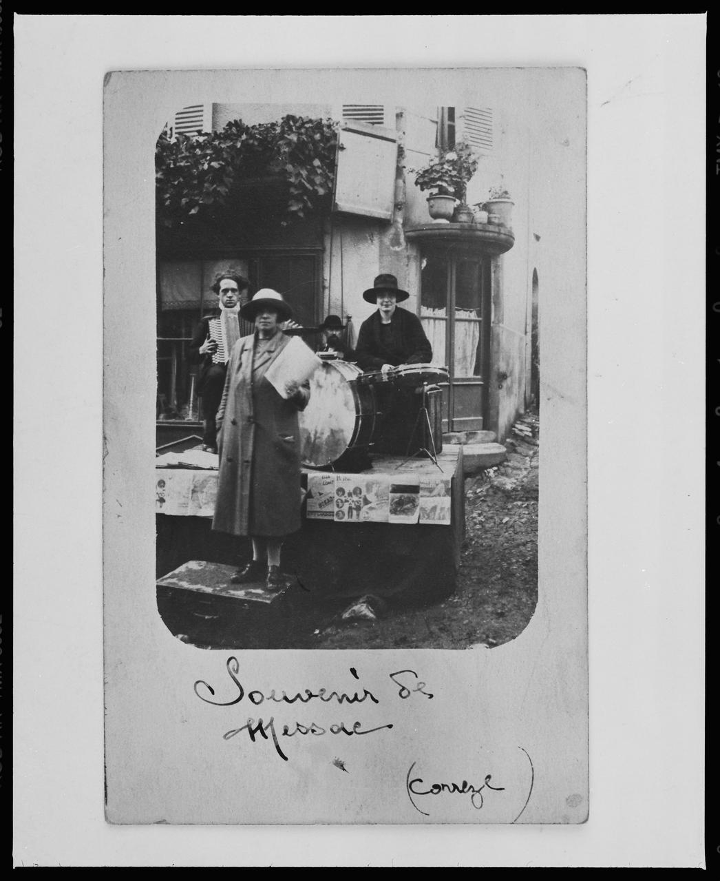 Danièle Adam ; Hervé Jézéquel photographie MNATP. Exposition. Musiciens des rues de Paris (18 novembre 1997 - 27 avril 1998) Ile-de-France, France 1997 Ph.2008.00.4.215.A Photo © Musée des Civilisations de lEurope et de la Méditerranée