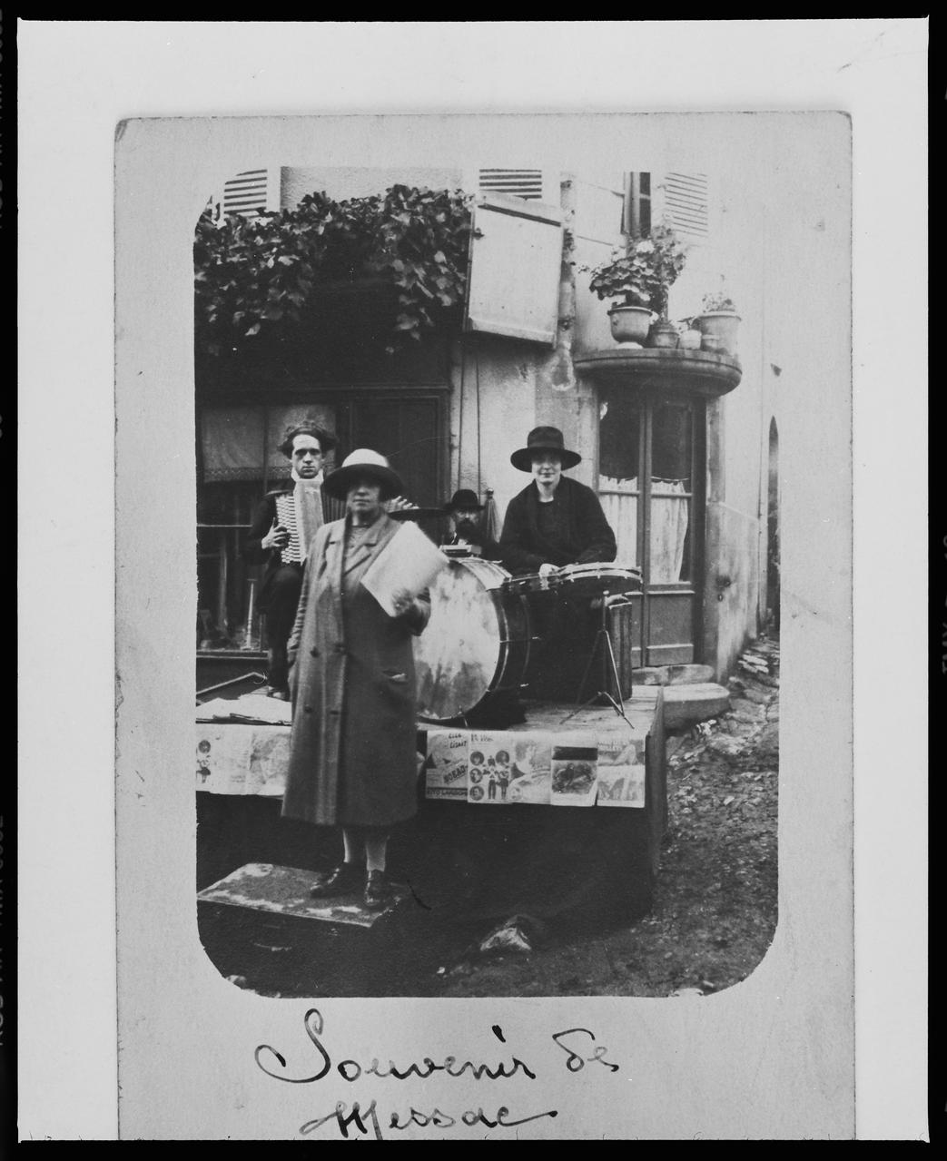 Danièle Adam ; Hervé Jézéquel photographie MNATP. Exposition. Musiciens des rues de Paris (18 novembre 1997 - 27 avril 1998) Ile-de-France, France 1997 Ph.2008.00.4.215.B Photo © Musée des Civilisations de lEurope et de la Méditerranée