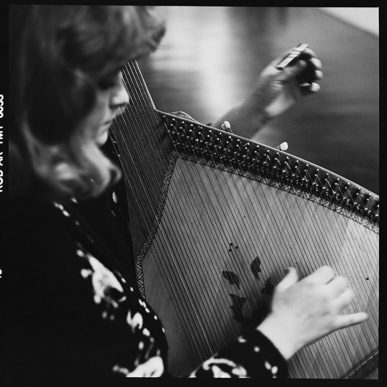 Hervé Jézéquel photographie MNATP. Exposition. Musiciens des rues de Paris (18 novembre 1997 - 27 avril 1998) Ile-de-France, France 1997/4/1-1997/6/30 Ph.2008.00.4.230 Photo © Musée des Civilisations de lEurope et de la Méditerranée/Jézéquel, Hervé