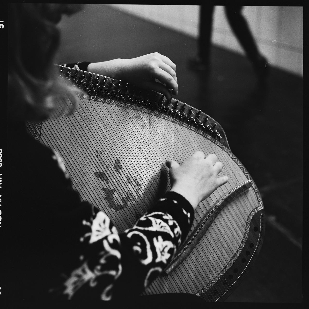 Hervé Jézéquel photographie MNATP. Exposition. Musiciens des rues de Paris (18 novembre 1997 - 27 avril 1998) Ile-de-France, France 1997/4/1-1997/6/30 Ph.2008.00.4.231 Photo © Musée des Civilisations de lEurope et de la Méditerranée/Jézéquel, Hervé