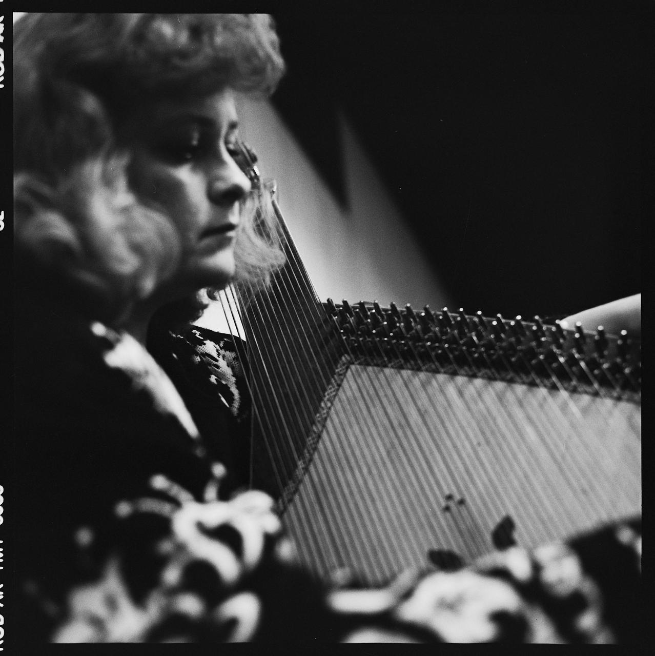 Hervé Jézéquel photographie MNATP. Exposition. Musiciens des rues de Paris (18 novembre 1997 - 27 avril 1998) Ile-de-France, France 1997/4/1-1997/6/30 Ph.2008.00.4.232 Photo © Musée des Civilisations de lEurope et de la Méditerranée/Jézéquel, Hervé