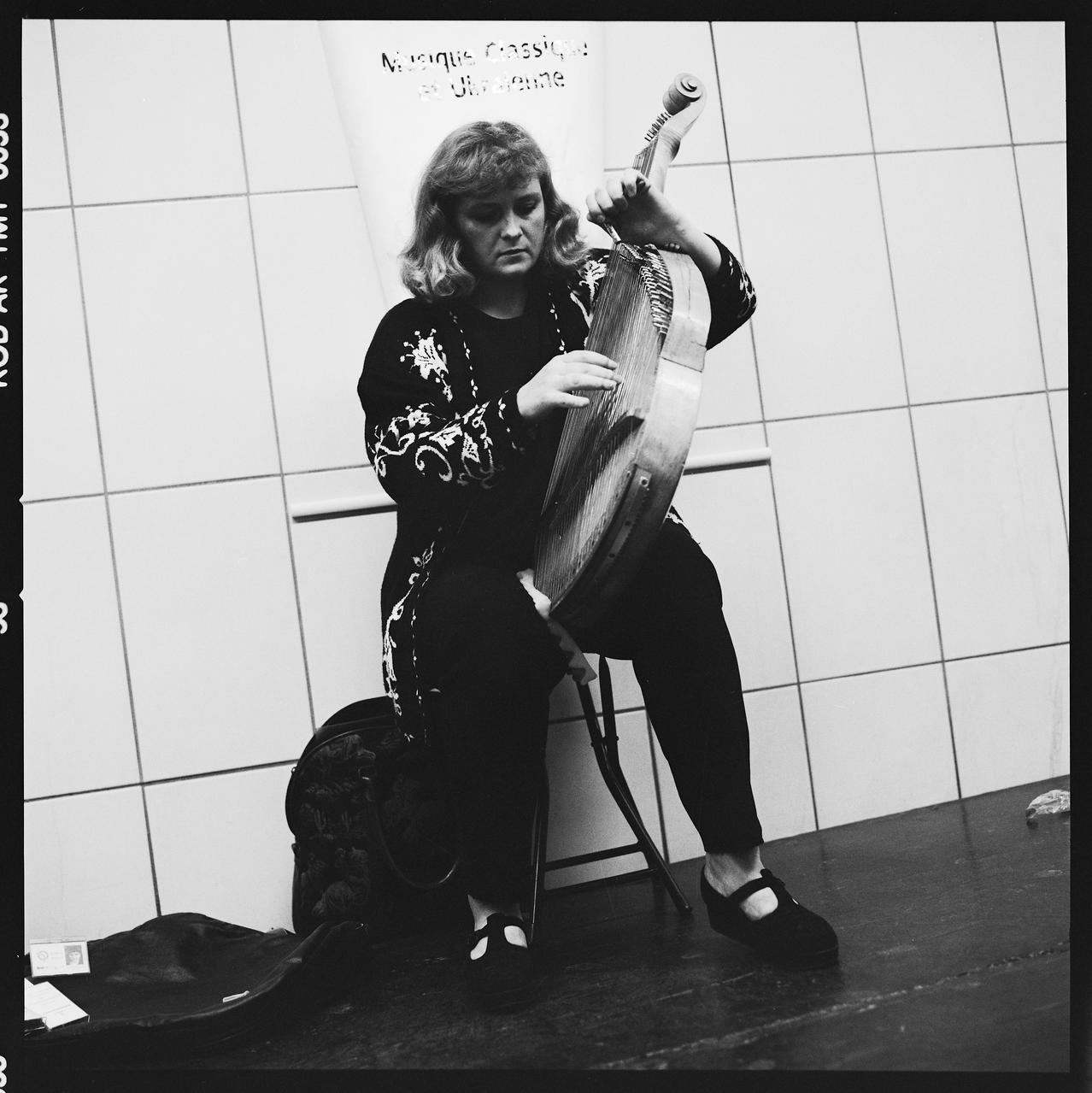 Hervé Jézéquel photographie MNATP. Exposition. Musiciens des rues de Paris (18 novembre 1997 - 27 avril 1998) Ile-de-France, France 1997/4/1-1997/6/30 Ph.2008.00.4.233 Photo © Musée des Civilisations de lEurope et de la Méditerranée/Jézéquel, Hervé